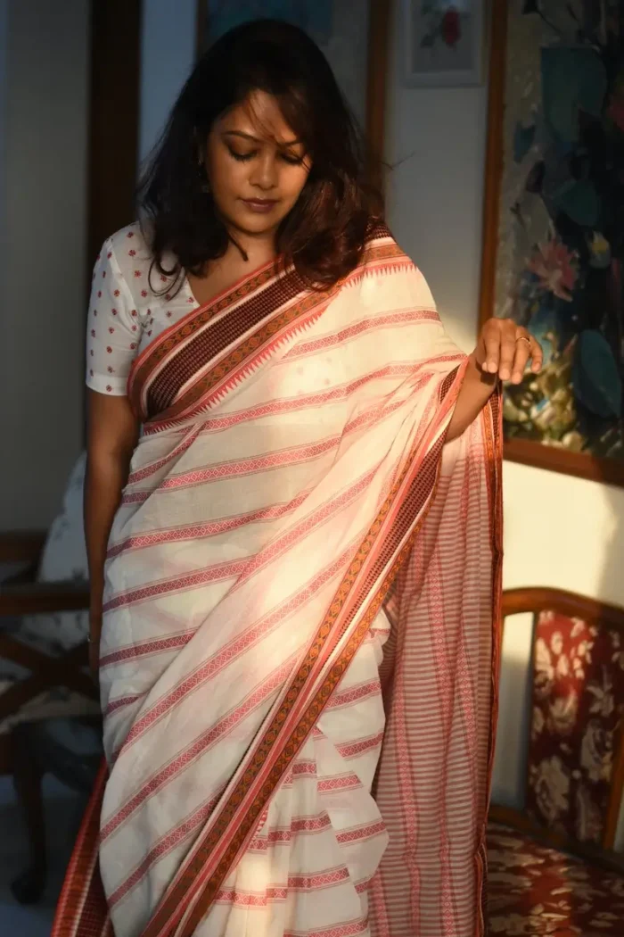 Red_white_begumpuri_cotton_saree_SABGWTOO2_gallery_1