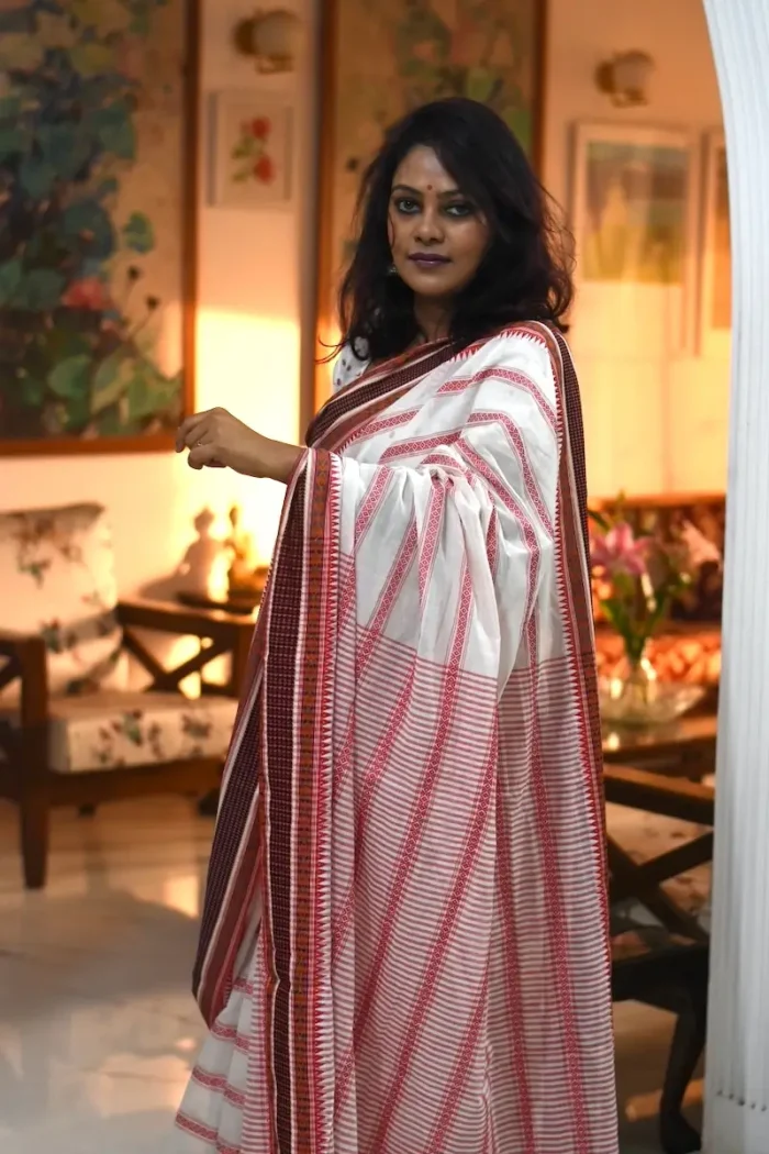 Red_white_begumpuri_cotton_saree_SABGWTOO2_gallery_2