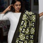 handwoven_double_ikkat_cotton_dupatta_DUIKGR001_gallery_2