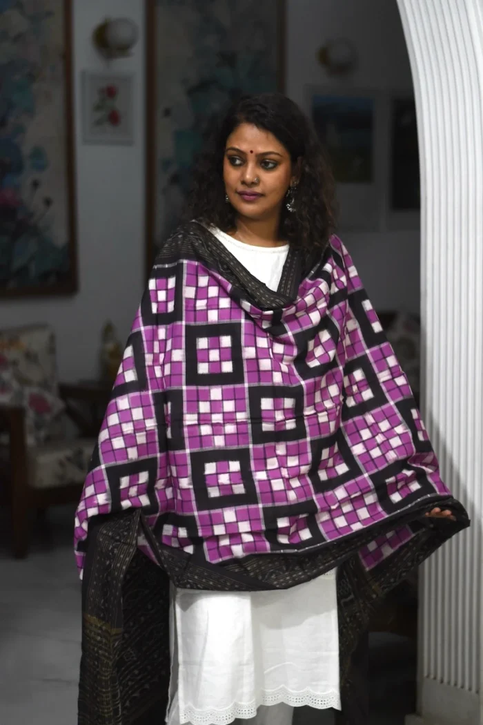 handwoven_double_ikkat_cotton_dupatta_DUIKPI001_gallery_2