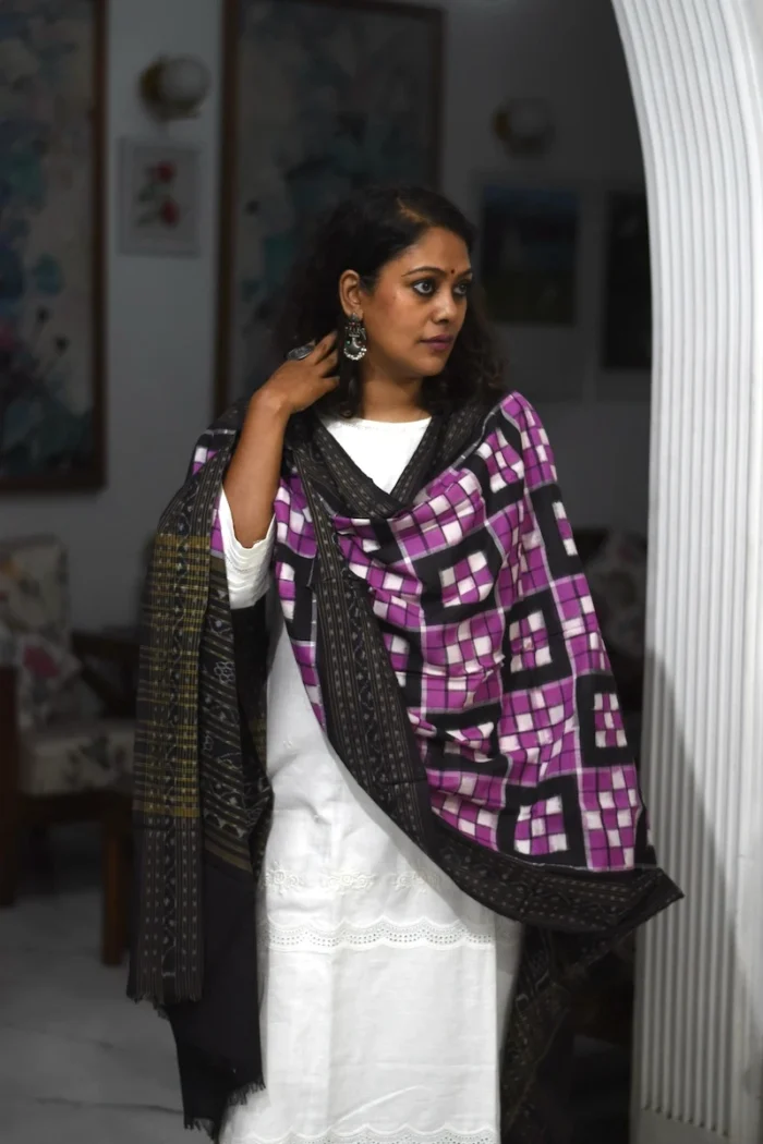 handwoven_double_ikkat_cotton_dupatta_DUIKPI001_gallery_3